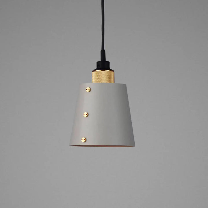 Suspension Hooked 1.0 petit modèle en finition laiton avec abat-jour en métal coloris pierre, câble de 2,6 m #couleur_dor
