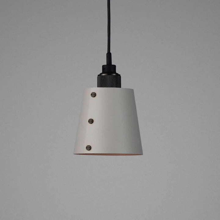 Suspension Hooked 1.0 Small en finition bronze fumé avec abat-jour en métal coloris pierre #couleur_gris