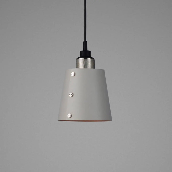 Suspension Hooked 1.0 Small en finition acier avec abat-jour en métal coloris pierre #couleur_argent
