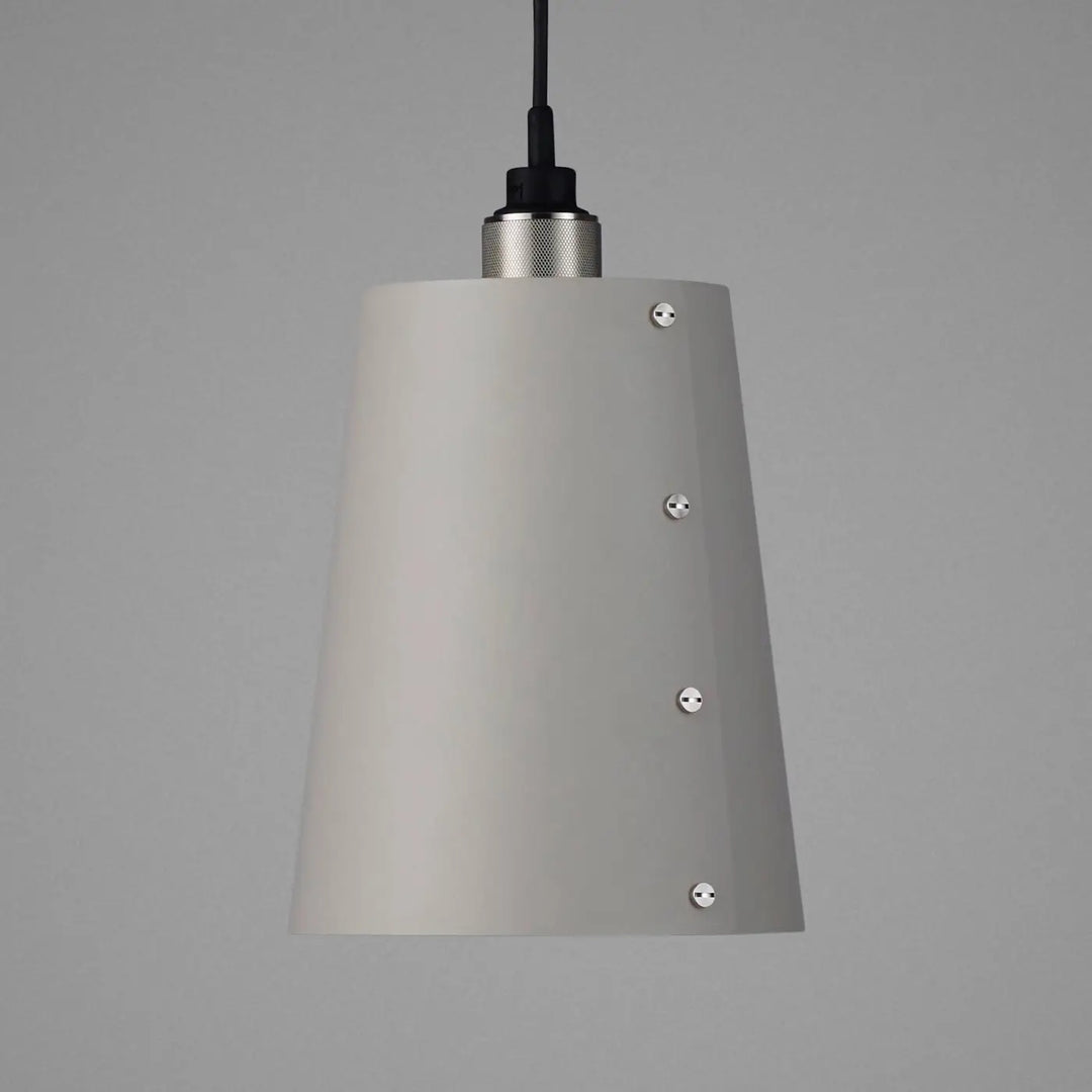 Suspension Hooked 1.0 Large en finition acier avec abat-jour en métal coloris pierre #couleur_argent