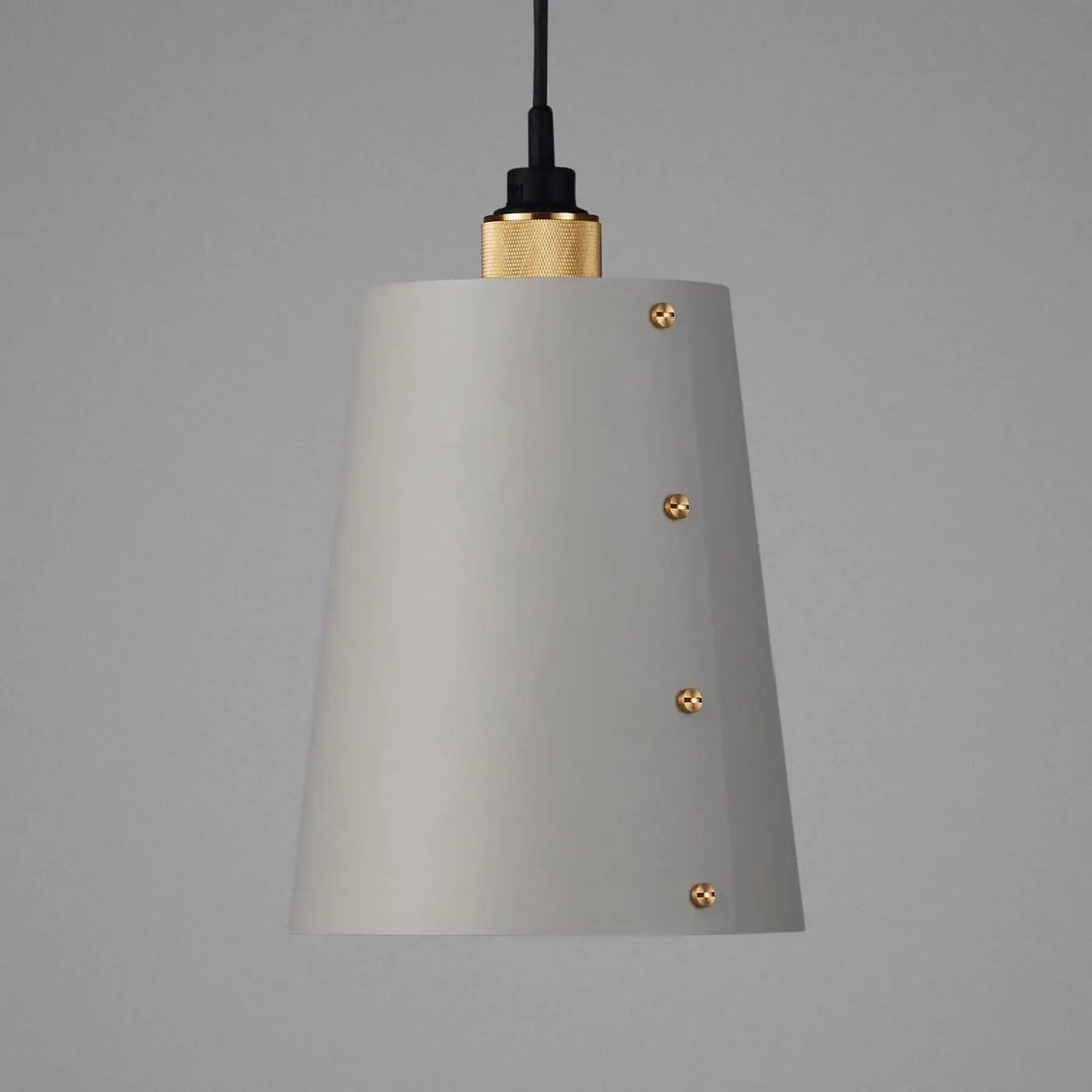 Suspension Hooked 1.0 Large en finition laiton avec abat-jour en métal coloris pierre, câble de 2,6 m #couleur_dor