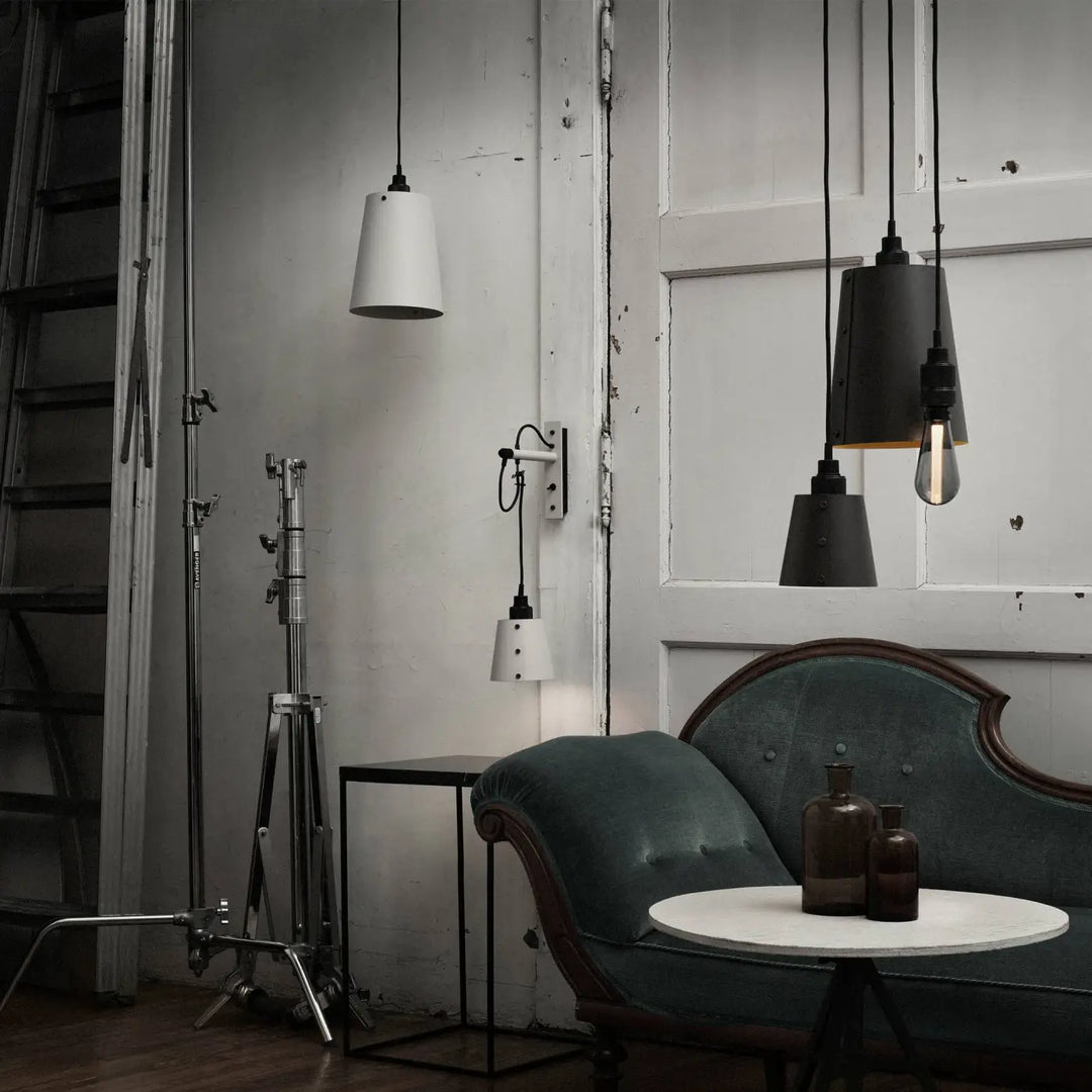 Suspension Hooked 1.0 Large coloris pierre en bronze fumé dans un intérieur #couleur_gris