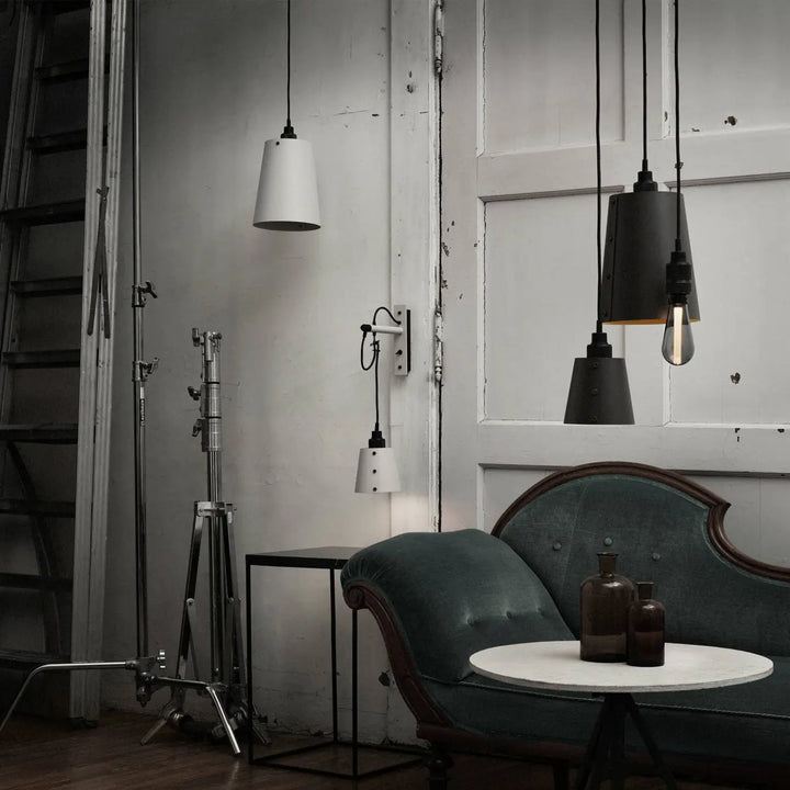Suspension Hooked 1.0 Large coloris pierre en bronze fumé dans un intérieur #couleur_gris