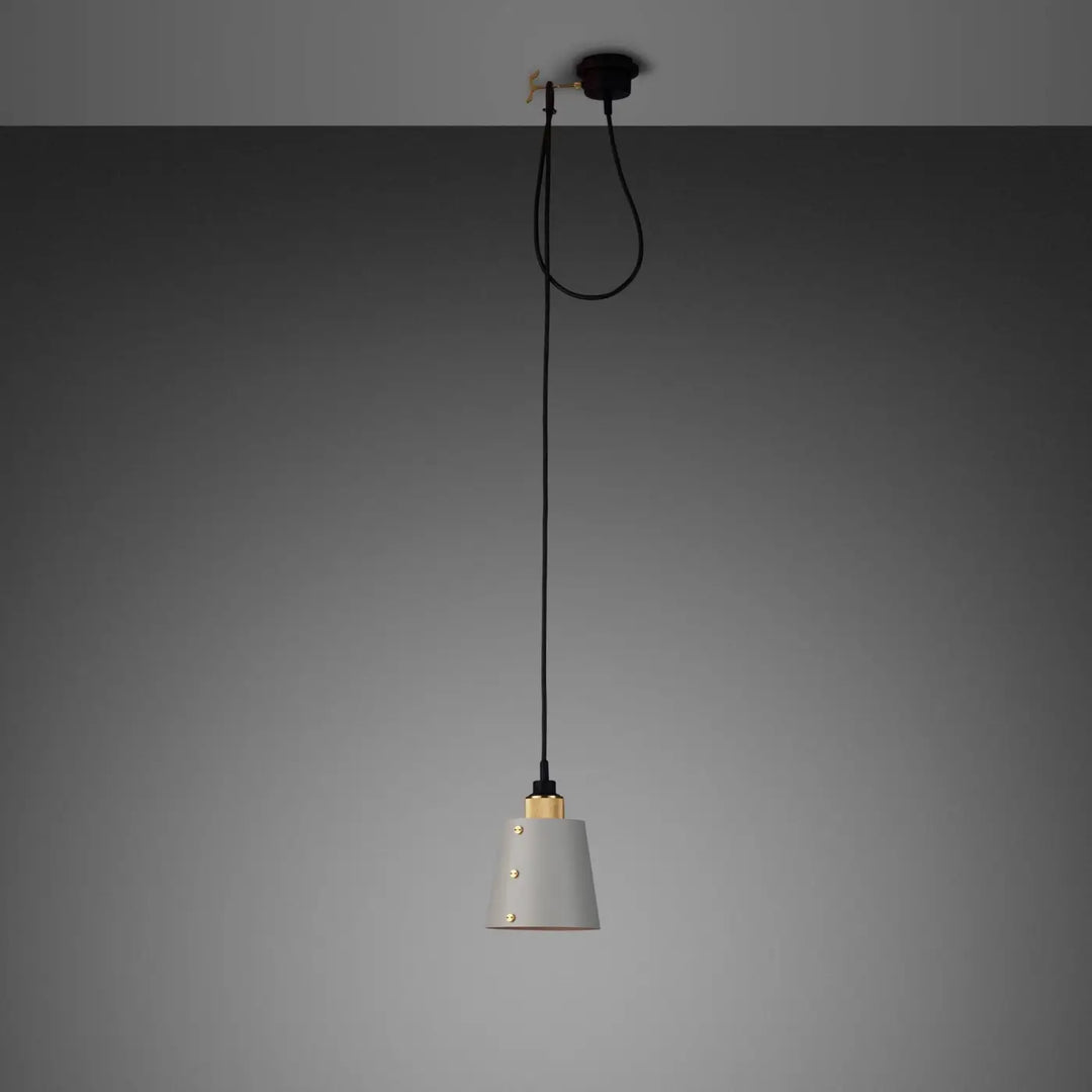 Suspension Hooked 1.0 Small à abat-jour coloris pierre, finition laiton #couleur_dor