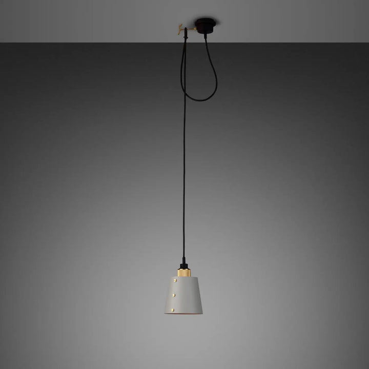 Suspension Hooked 1.0 Small à abat-jour coloris pierre, finition laiton, câble de 2,6 m #couleur_dor