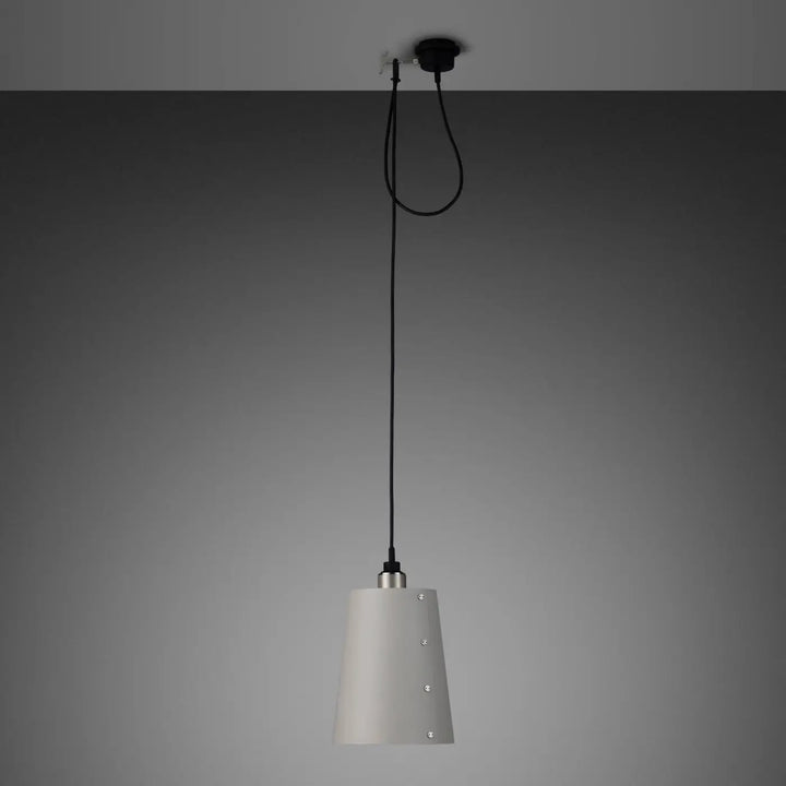 Suspension Hooked 1.0 Large à abat-jour coloris pierre, finition acier #couleur_argent