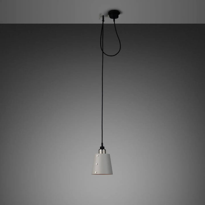 Suspension Hooked 1.0 Small à abat-jour coloris pierre, finition acier #couleur_argent