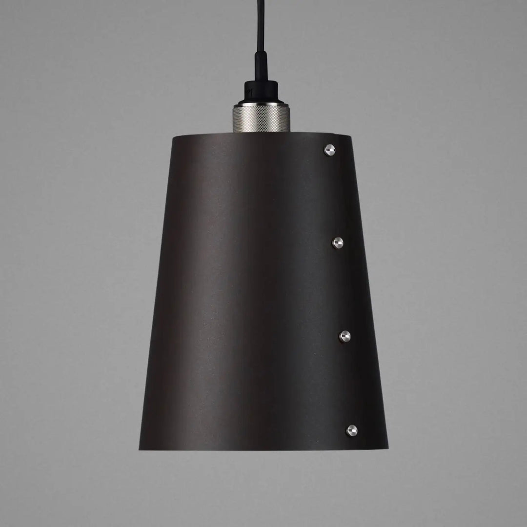 Suspension Hooked 1.0 Large en finition acier avec abat-jour en métal graphite #couleur_argent
