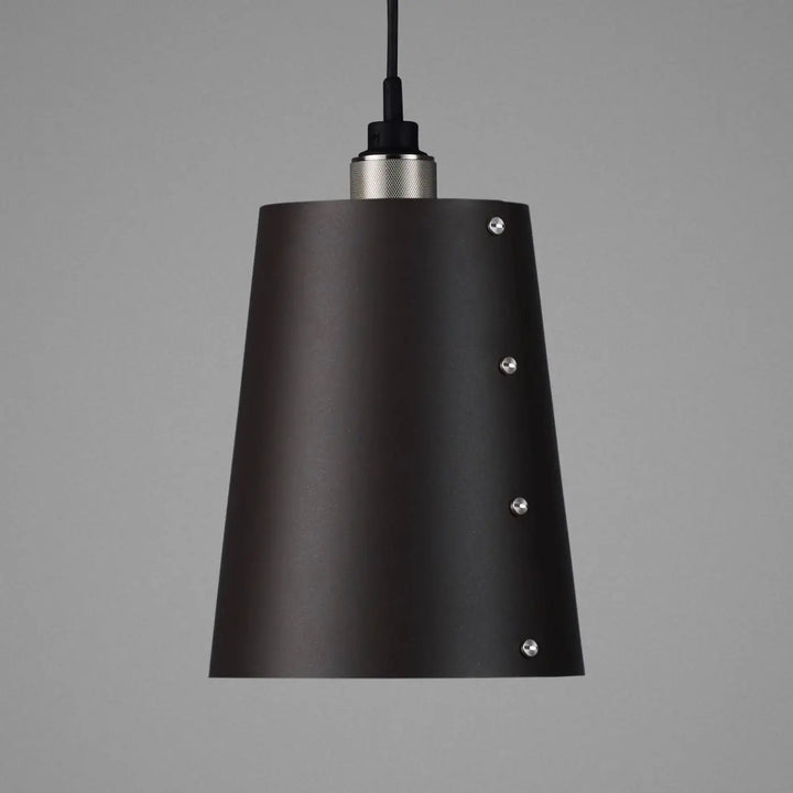 Suspension Hooked 1.0 Large en finition acier avec abat-jour en métal graphite #couleur_argent