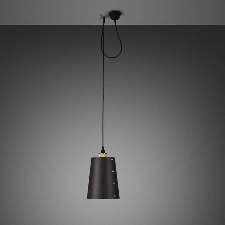 Suspension Hooked 1.0 Small à abat-jour graphite, finition laiton, câble de 2,6 m #couleur_dor