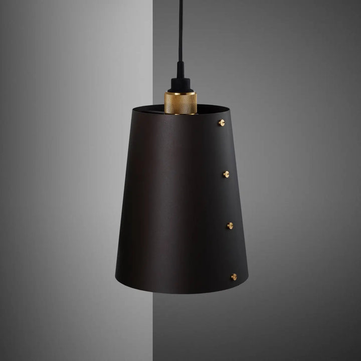 Suspension Hooked 1.0 Large en finition laiton avec abat-jour en métal graphite #couleur_dor