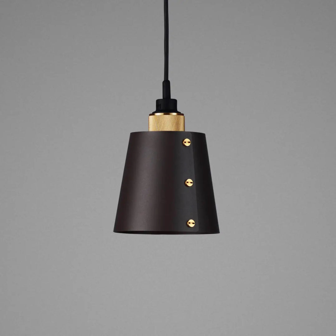 Suspension Hooked 1.0 Small en finition laiton avec abat-jour en métal graphite #couleur_dor