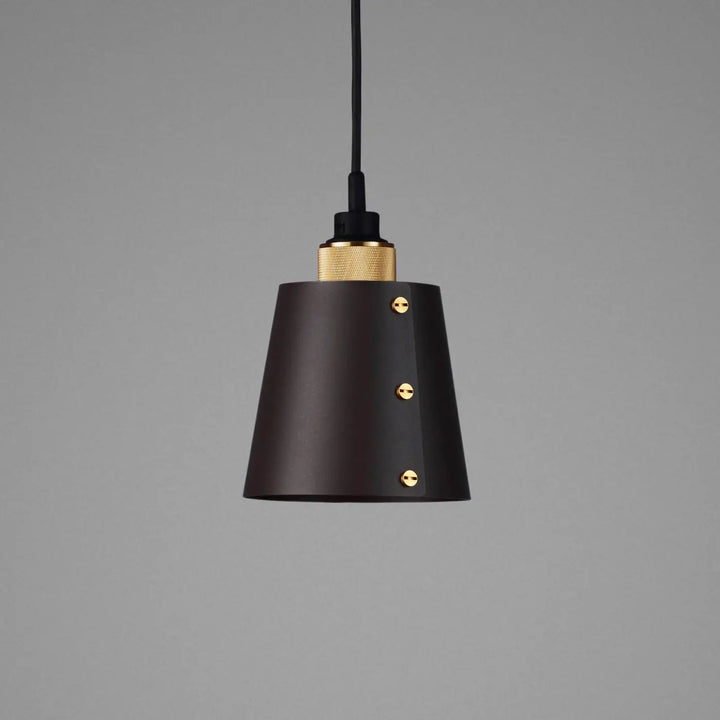 Suspension Hooked 1.0 Small en finition laiton avec abat-jour en métal graphite #couleur_dor