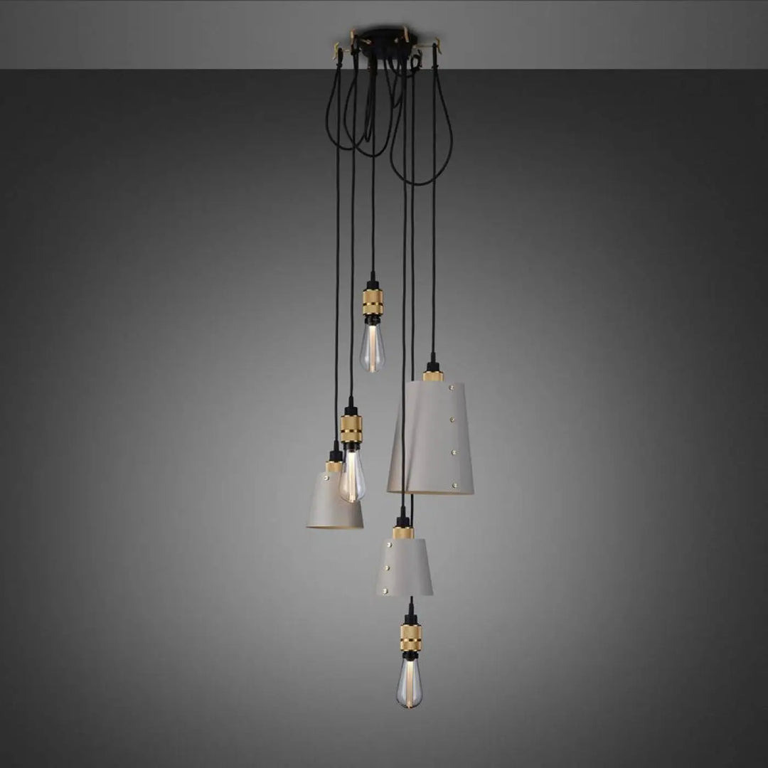 Suspension Hooked 6.0 à abat-jour coloris pierre, finition laiton #couleur_dor