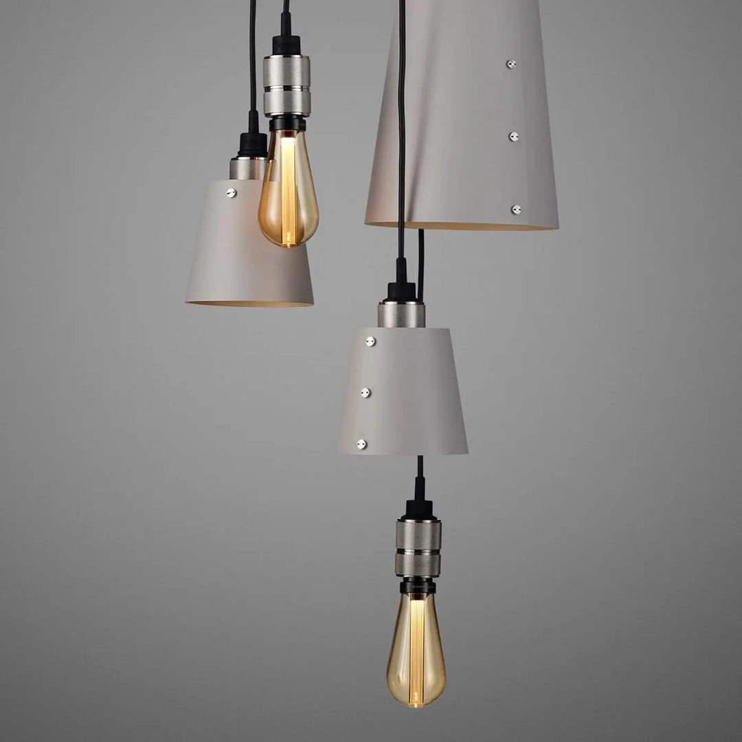 Suspension Hooked 6.0 en finition acier avec abat-jour en métal coloris pierre, câble de 2,6 m #couleur_argent