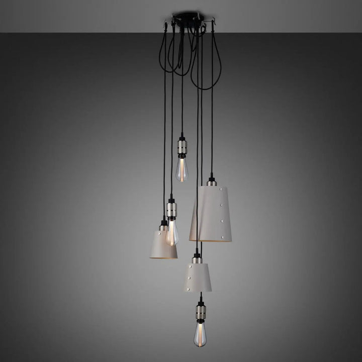 Suspension Hooked 6.0 à abat-jour coloris pierre, finition acier #couleur_argent