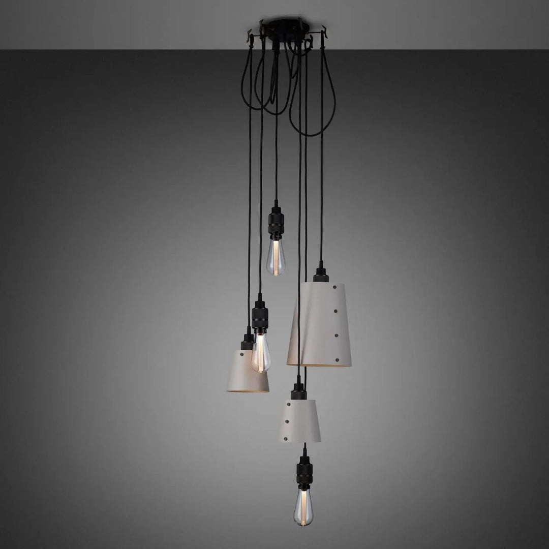 Suspension Hooked 6.0 à abat-jour coloris pierre, finition bronze fumé #couleur_gris