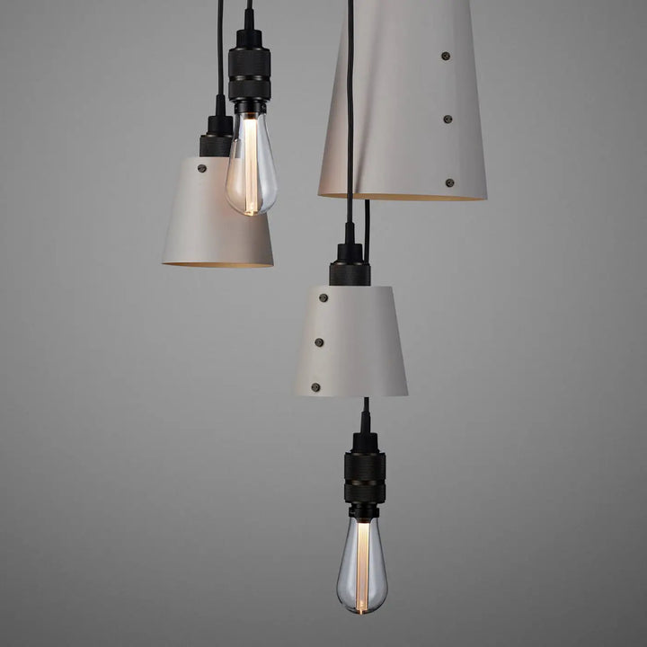 Suspension Hooked 6.0 en finition bronze fumé avec abat-jour en métal coloris pierre, câble de 2,6 m #couleur_gris