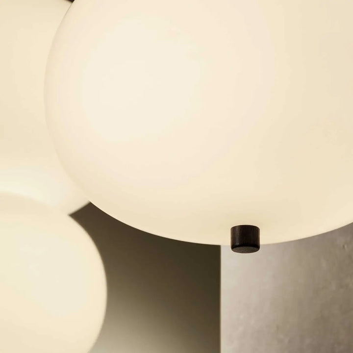 Suspension Ilargi 2 en bois foncé et verre soufflé dans un intérieur #couleur_bois_fonce
