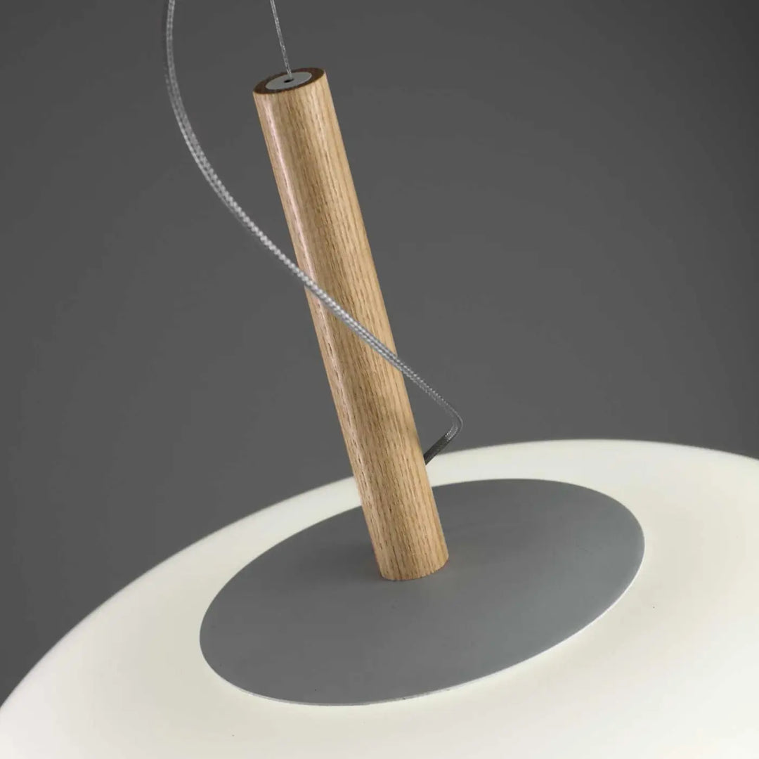 Détail du verre soufflé et du bois clair du luminaire Ilargi #couleur_bois_clair