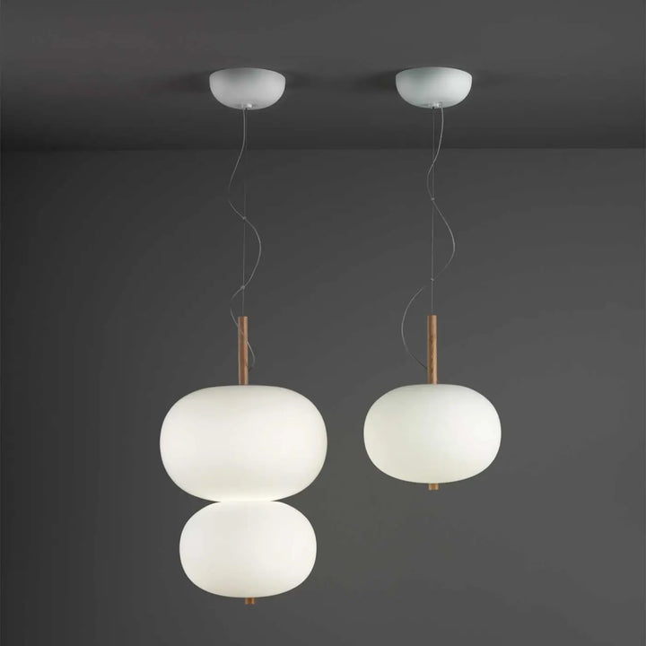 Détail de la finition bois clair du luminaire Ilargi #couleur_bois_clair
