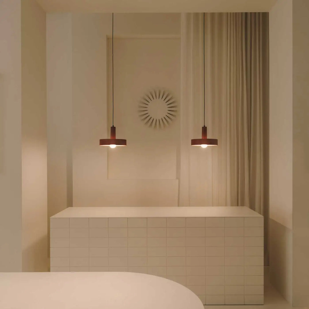 Suspension Keops rouge brique dans un intérieur