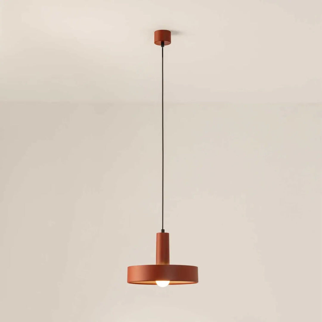 Vue de la suspension Keops en aluminium rouge brique
