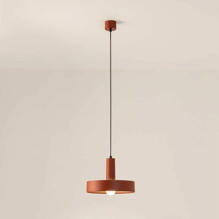 Vue de la suspension Keops en aluminium rouge brique