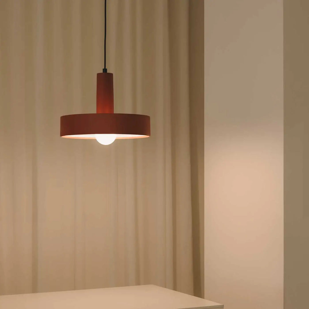 Autre vue de la suspension Keops rouge brique dans un intérieur