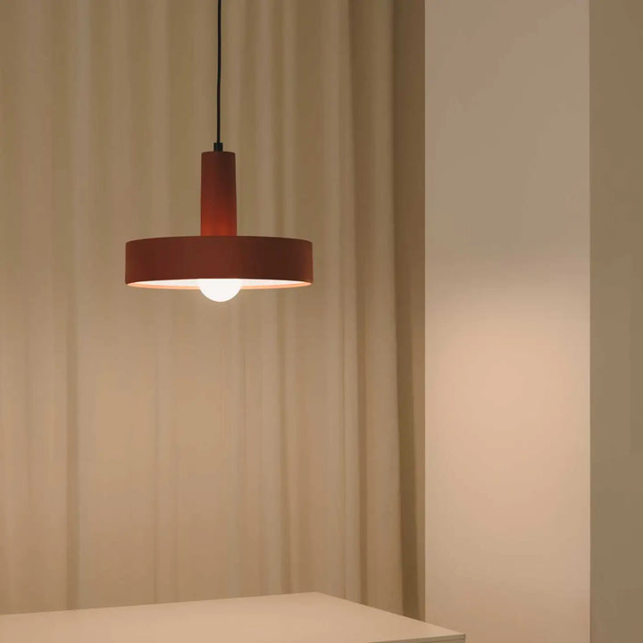 Autre vue de la suspension Keops rouge brique dans un intérieur