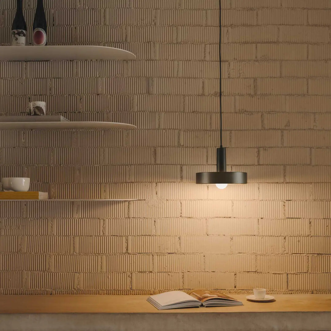 Suspension Keops gris brun dans un intérieur