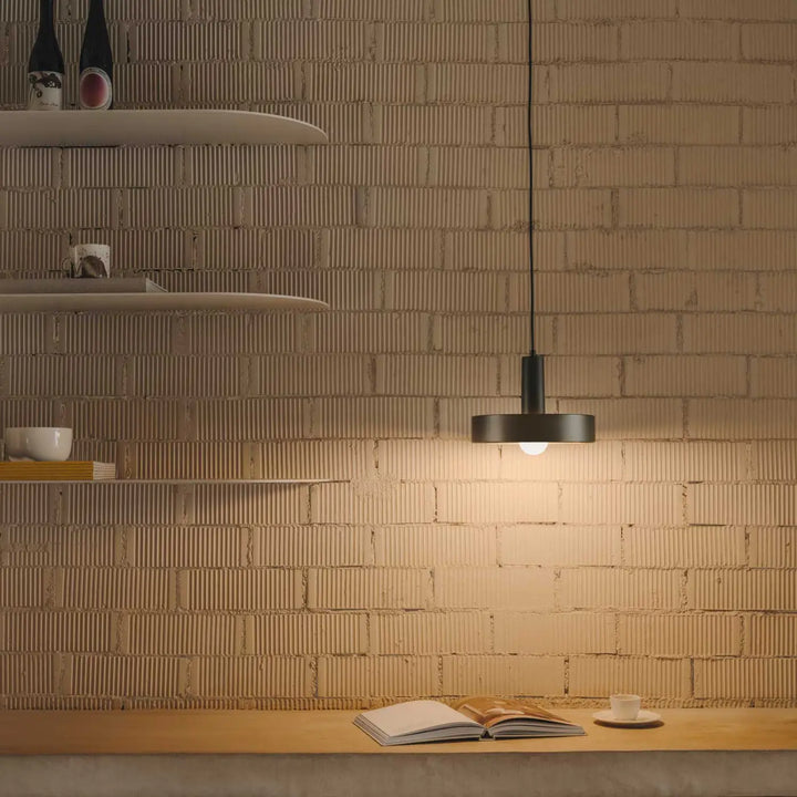 Suspension Keops gris brun dans un intérieur