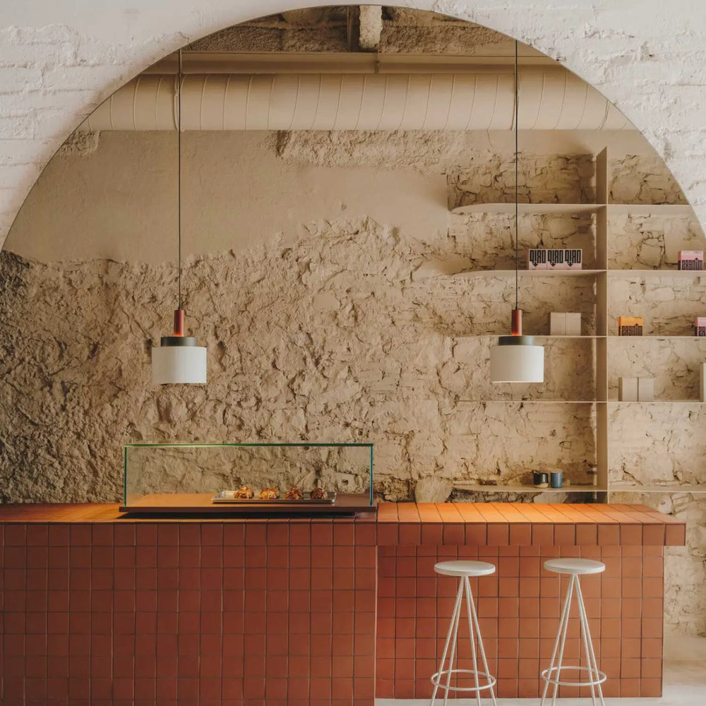 Suspension Keops Triple multicolore dans un intérieur