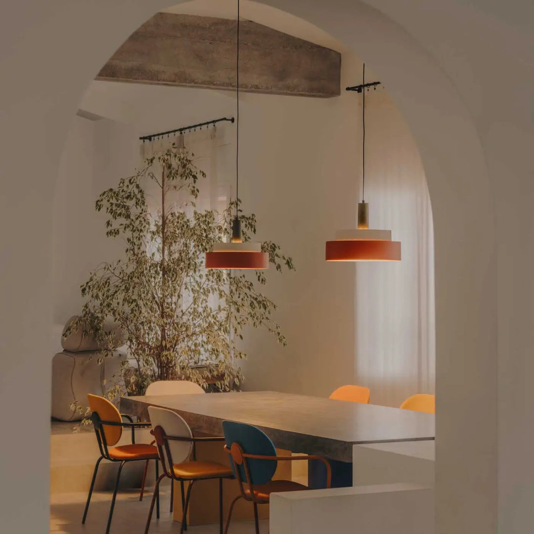 Suspension Keops Triple en aluminium dans un intérieur
