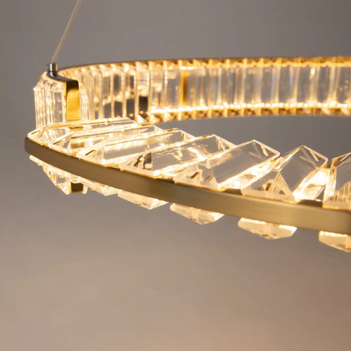 Anneau doré serti de cristaux facettés suspension krone luminaire circulaire élégant en métal doré