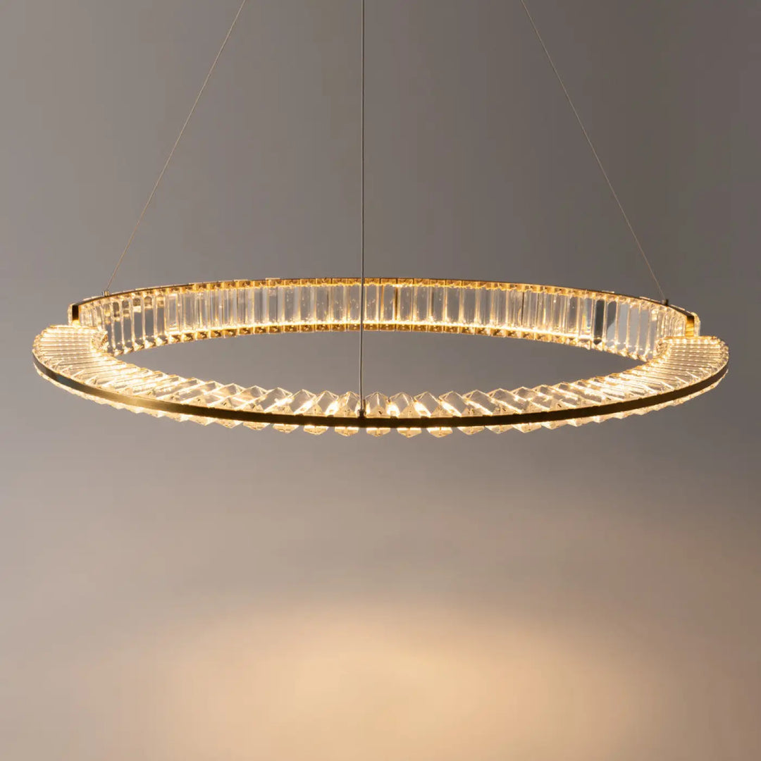 Suspension krone anneau doré serti de cristaux facettés avec éclairage led intégré pour un éclairage élégant