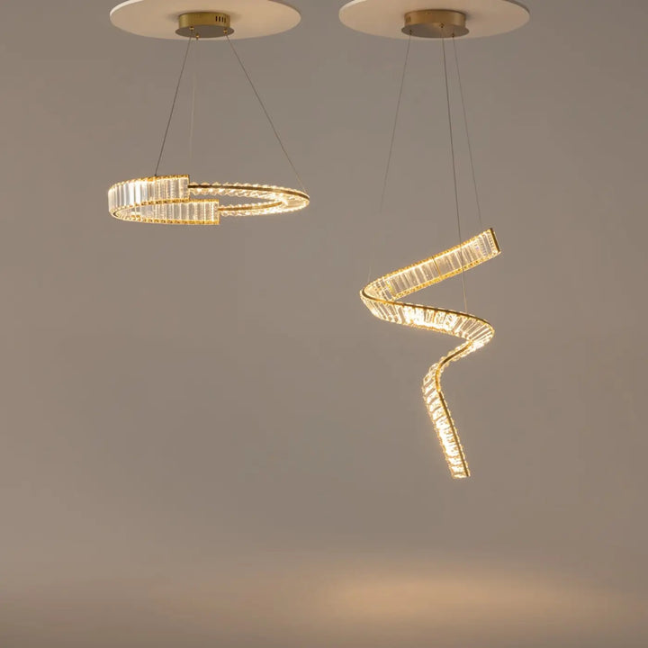 Deux suspensions krone en cristal doré avec anneau doré serti et design circulaire moderne suspendues au plafond