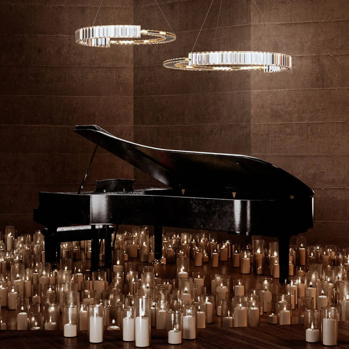 Suspension krone anneau doré serti avec luminaire en verre autour d’un piano à queue noir laqué et bougies allumées