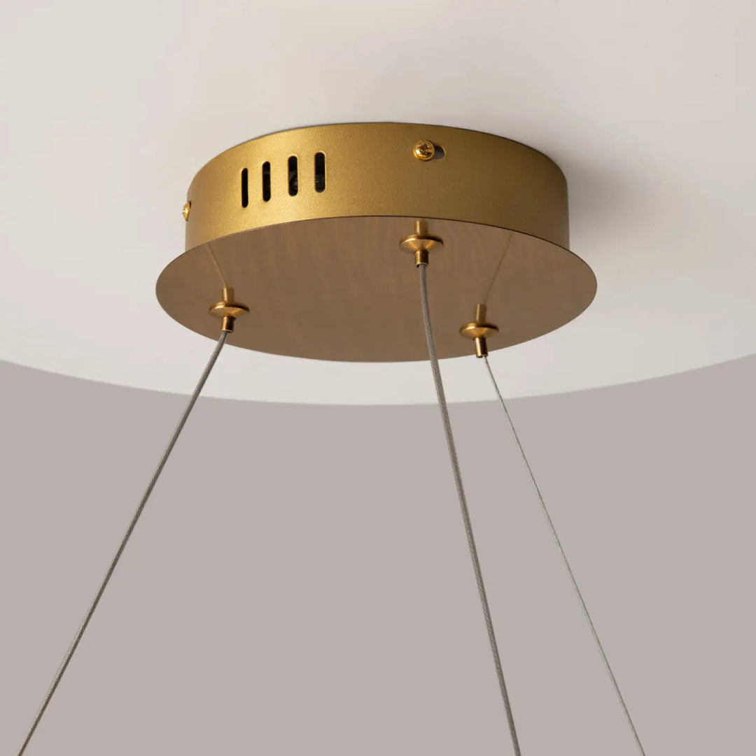 Suspension krone anneau doré serti avec trois cordons fins suspendus pour éclairage intérieur élégant