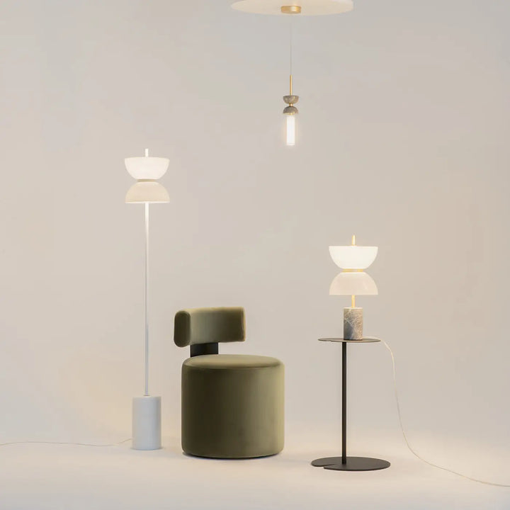 Fauteuil en velours vert olive avec cadre en acier noir et dossier arrondi pour une lumière douce suspension kyoto cylindre