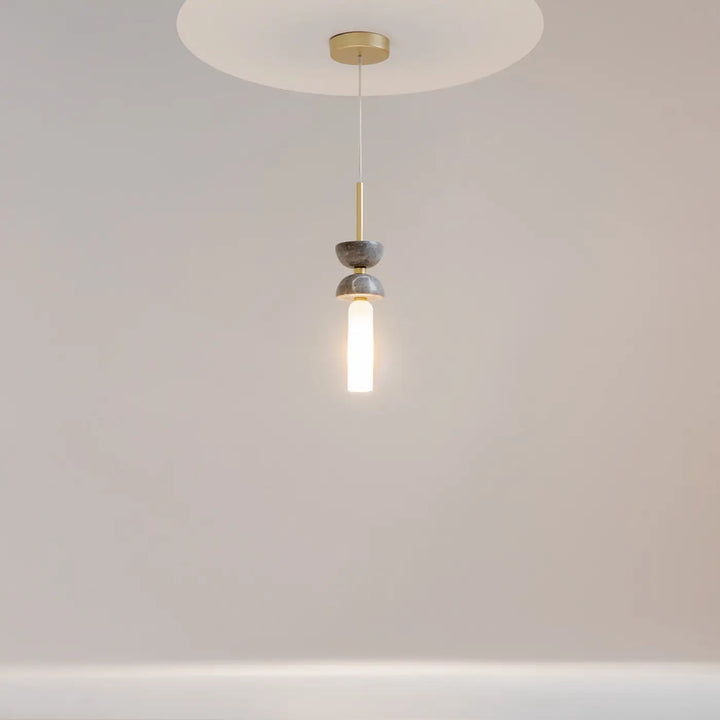 Suspension kyoto cylindre en acier noir avec lumière douce, monture blanche circulaire, accents en laiton et disques marbre gris