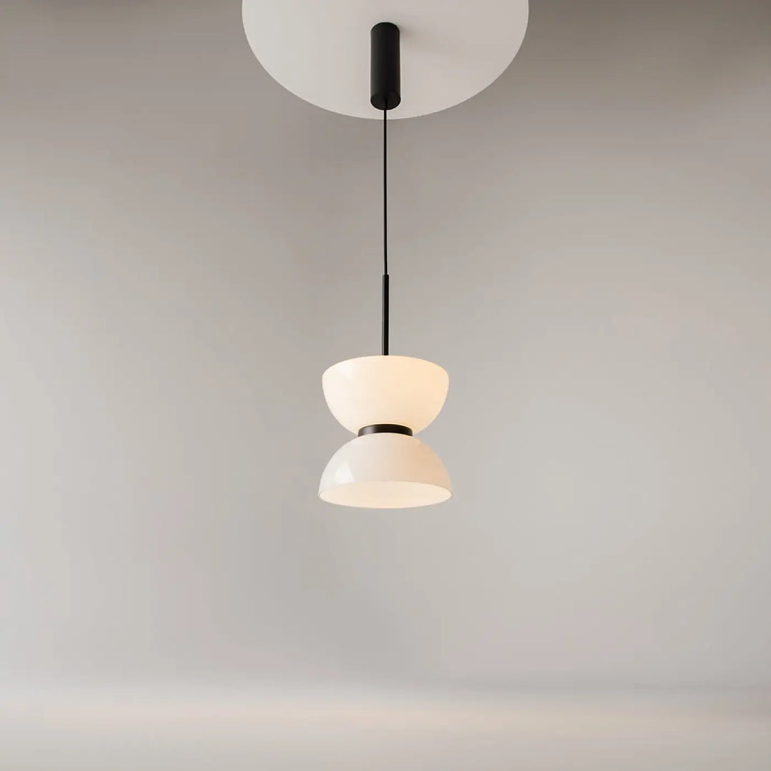 Suspension luminaire kyoto avec deux bols en verre opalin empilés et tige noire pour intérieur moderne