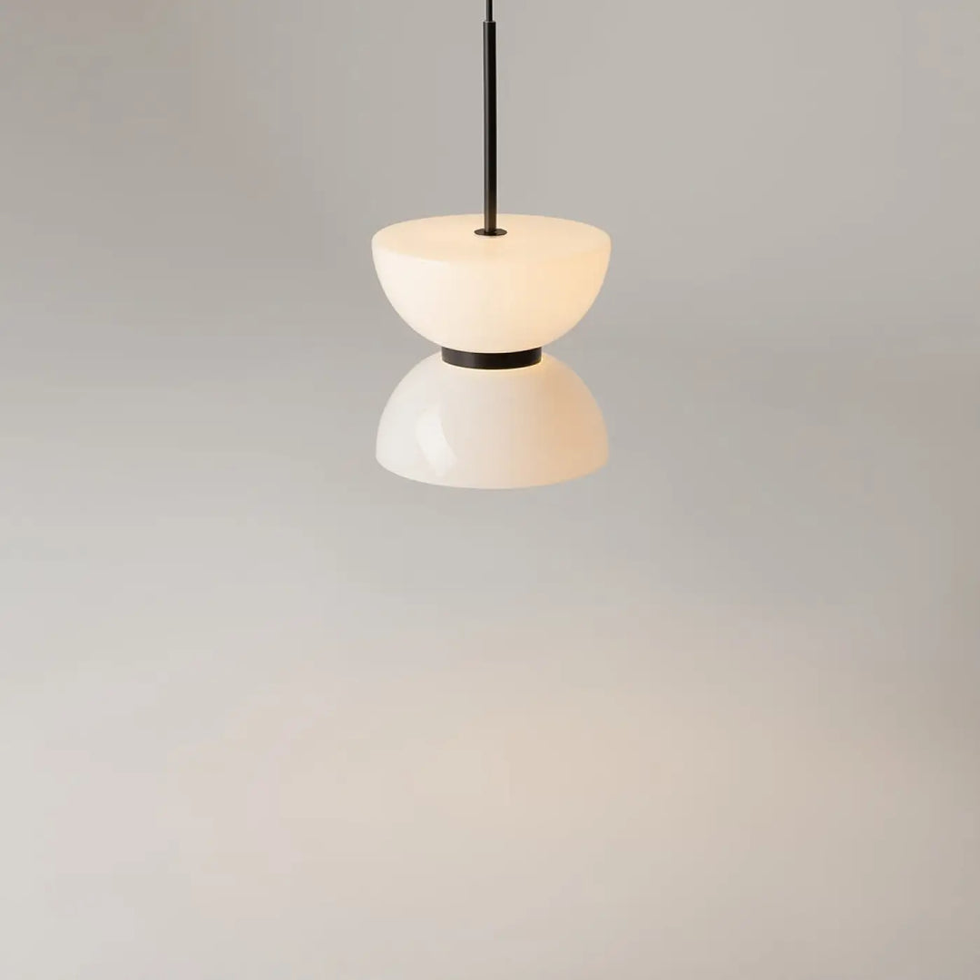 Suspension luminaire kyoto avec globe opalin en verre opalin blanc cassé minimaliste suspendu par tige noire élégante