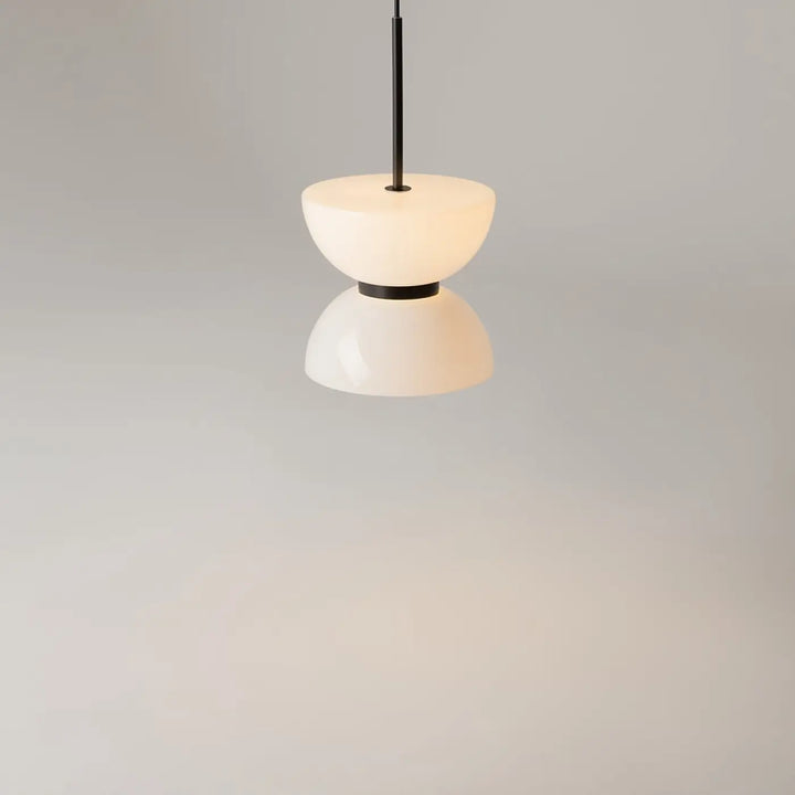 Suspension luminaire kyoto avec globe opalin en verre opalin blanc cassé minimaliste suspendu par tige noire élégante