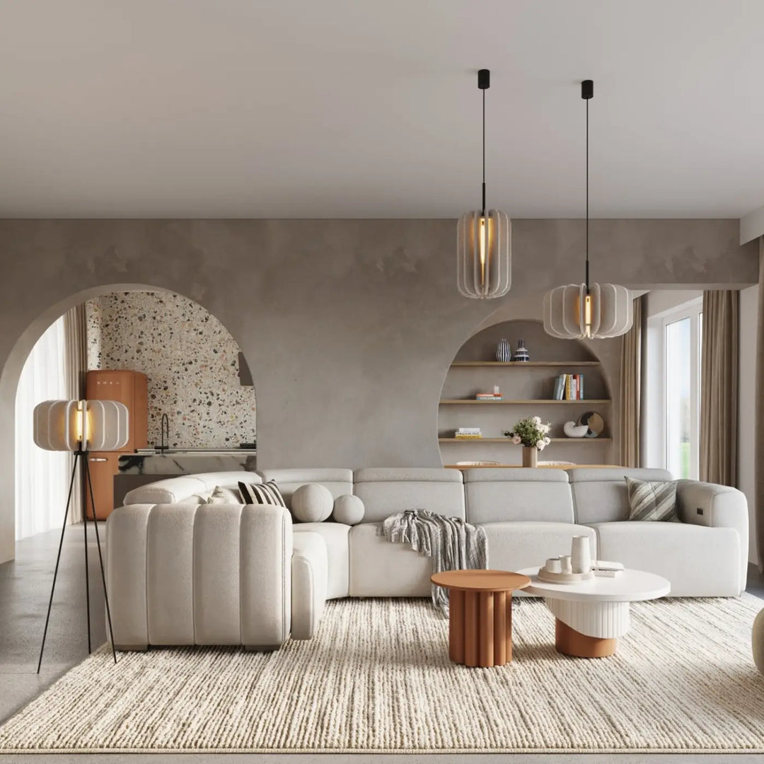 Suspension Mula à lamelles de feutre beige dans un intérieur contemporain