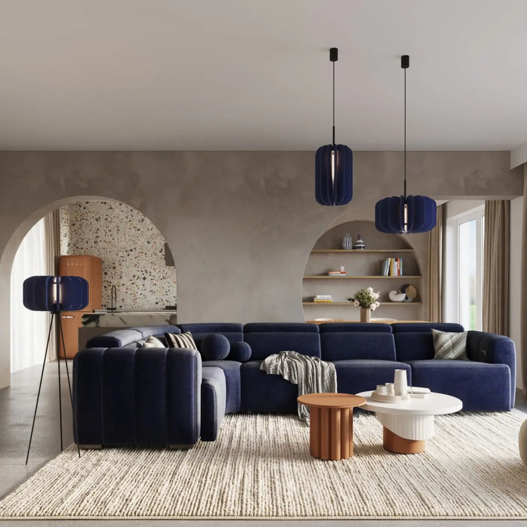 Suspension Mula à lamelles de feutre bleu marine dans un intérieur contemporain
