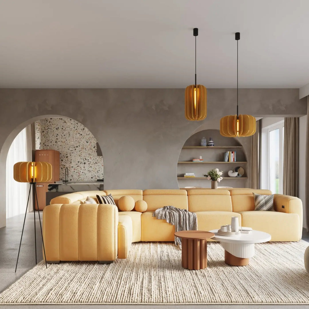 Suspension Mula à lamelles de feutre jaune dans un intérieur contemporain