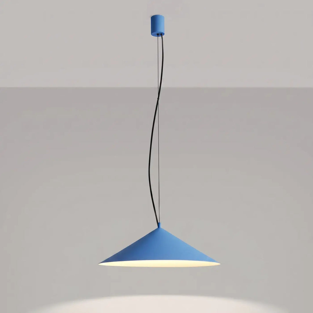 Suspension FINT bleu clair allumée, lumière vers le bas