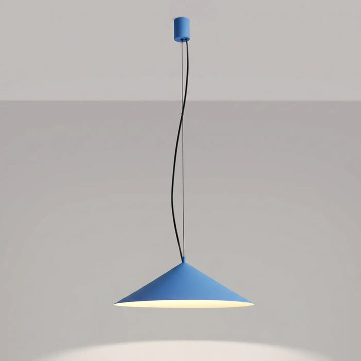 Suspension FINT bleu clair allumée, lumière vers le bas