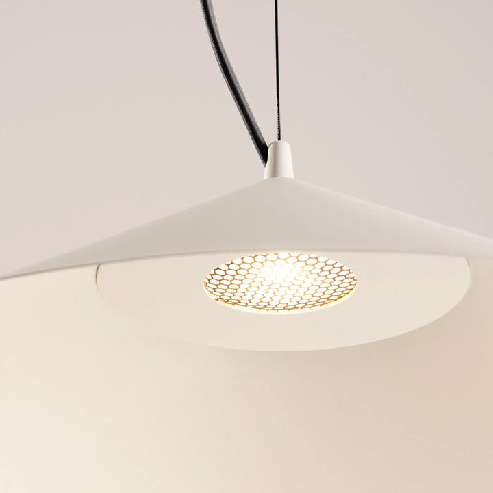 Suspension FINT beige allumée, grille nid d'abeille